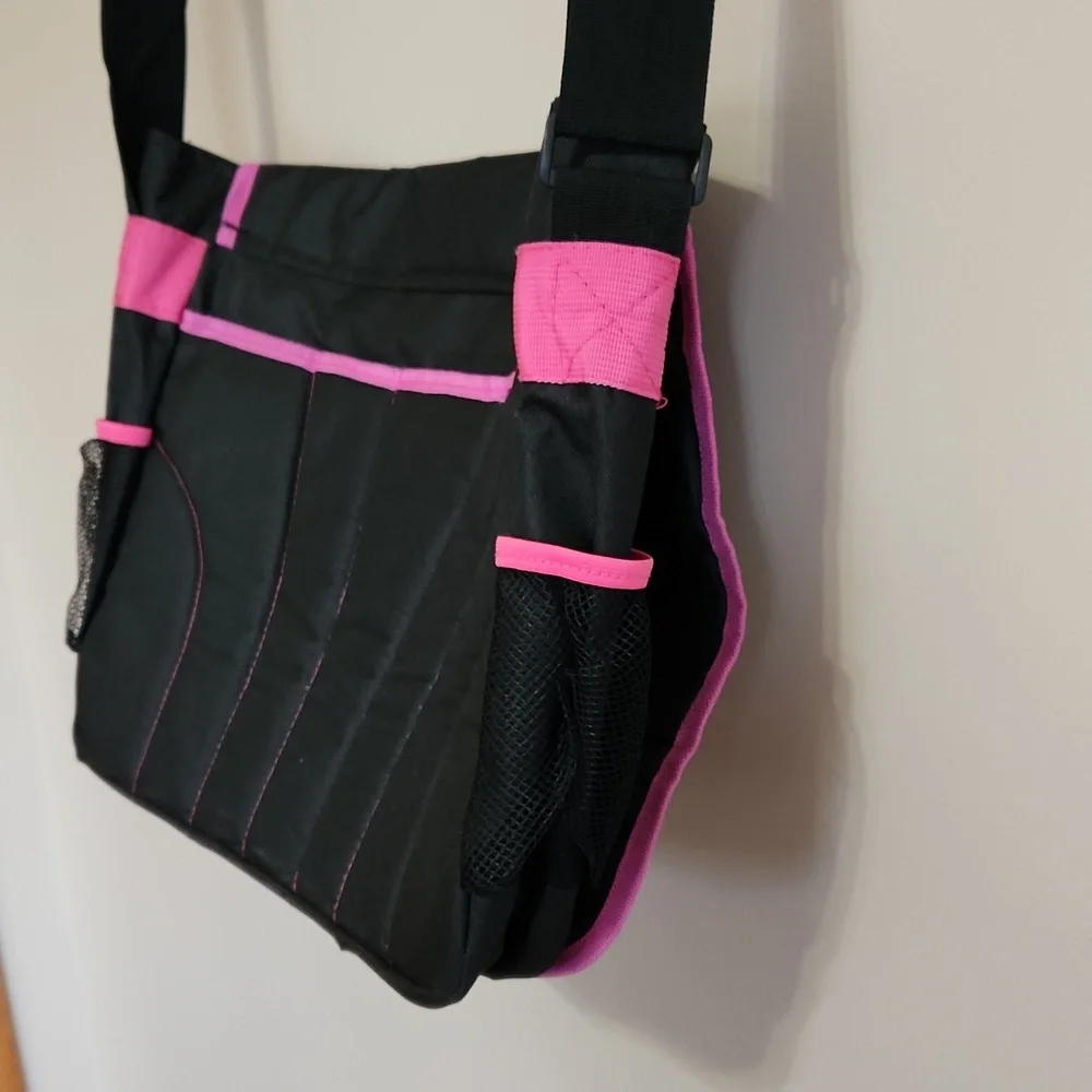 AdventuRidge Essentials messenger bag backpack. Size 16x15